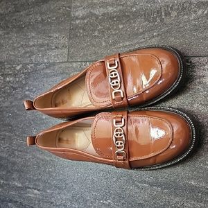 🔸️Sam Edelman shiny brown loafers with gold silver chain detail